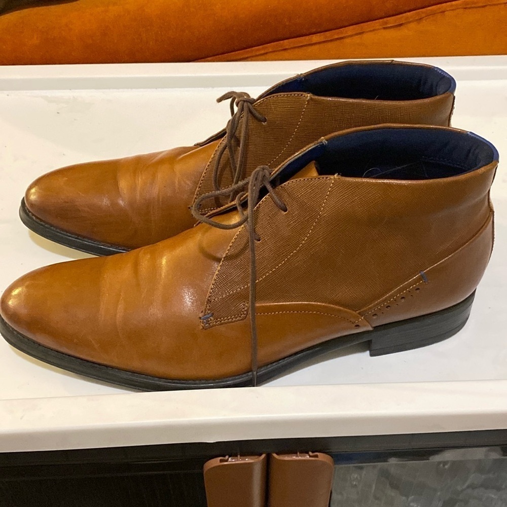 TED BAKER
Leather Chukka Boots size 10.5 like new